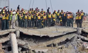 Cứu gần 100 nạn nhân vụ sập nhà máy tại Pakistan