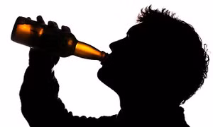 4,6% người trẻ tuổi nghiện nặng rượu bia 