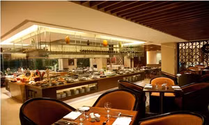 "Dấu ấn 5 năm" với Khách sạn Crowne Plaza West Hanoi