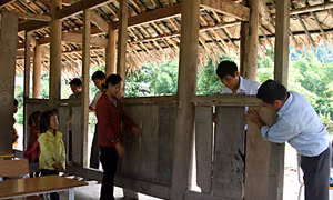Dựng lớp tạm đón học sinh tới trường