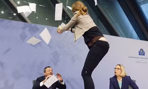 Chủ tịch ECB bị ném hoa giấy trên bàn họp 
