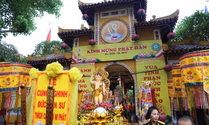 Cung rước xá lợi Phật chào mừng Phật đản 2015