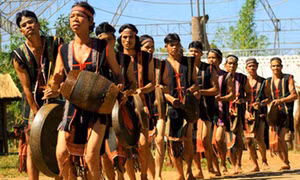Gây quỹ mua cồng chiêng 