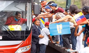 Dân chúng Venezuela chào đón Tổng thống Maduro trở về