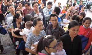 Xếp hàng từ tờ mờ sáng chờ tiêm cho trẻ