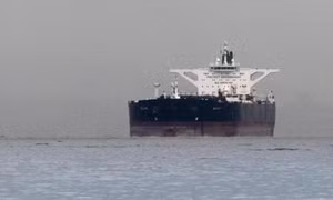 Iran đang tích trữ 30 triệu thùng dầu ngoài khơi