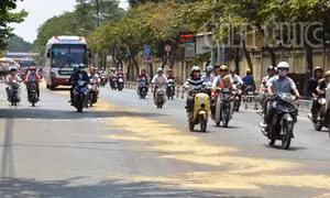 Xe máy 'thi nhau' trượt ngã vì đường trơn nhớt 