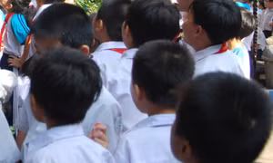 Giả làm người nhà học sinh vào trường lừa đảo