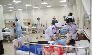 Hơn 100 công nhân nhập viện nghi do ngộ độc thức ăn 