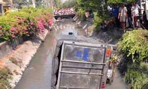 Xe tải mất lái 'cắm đầu' xuống kênh nước