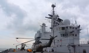 Tàu chiến Mistral Pháp cập cảng Singapore
