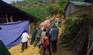 Con đường về bản 
