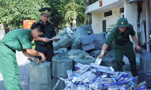Triệt phá điểm trung chuyển thuốc lá lậu tại Củ Chi 