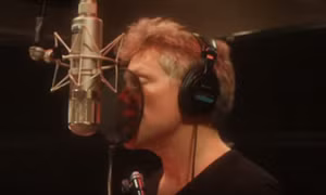 Nghe Jon Bon Jovi hát "Ánh trăng nói hộ lòng tôi"