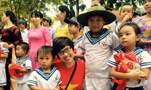 Tiếng cười bỏ rơi bão tố