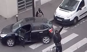 Hai tay súng bắn cảnh sát sau khi tấn công tòa soạn Charlie Hebdo