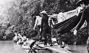 “Cầu người” - bức ảnh độc đáo của nhà báo Văn Thính