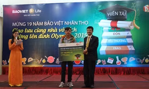 Trao tặng Văn Viết Đức hợp đồng bảo hiểm nhân thọ 1 tỷ đồng