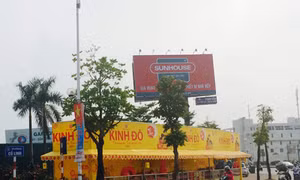 Hà Nội vẫn bán bánh trung thu trên vỉa hè