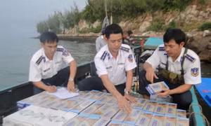 Bắt xuồng máy chở 2.400 bao thuốc lá lậu 