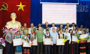 Đồng chí Lê Hồng Anh biểu dương người có uy tín đồng bào dân tộc