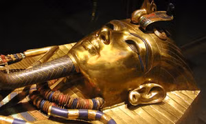 Phục chế chòm râu của Pharaoh Tutankhamun