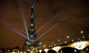 Tháp Eiffel chuyển màu xanh để ủng hộ nỗ lực phủ xanh Trái Đất