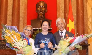 Trao Huân chương Hữu nghị cho vợ chồng giáo sư Lê Kim Ngọc