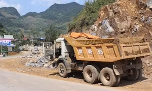 Phá núi, san lấp mặt bằng trái phép trên QL 6 qua Mộc Châu