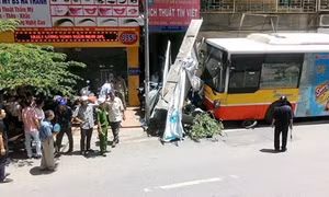 Hà Nội: Tài xế ngủ gật, xe buýt tông hàng chục xe máy 