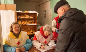 Ấm lòng ổ bánh mì cầm tay ở Đông Ukraine
