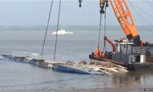 Bắt đầu lật ngược tàu chìm trên sông Dương Tử
