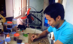 Chàng trai trẻ đam mê tranh gạo