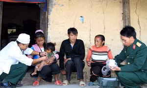 Bám dân chữa bệnh