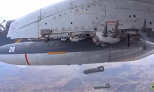 Xem Su-30 và Su-25 Nga dội bom IS