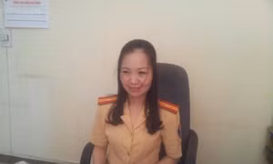 Nữ cảnh sát giao thông tận tụy