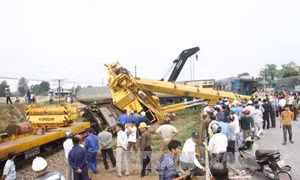 Xe cẩu đổ sập khi cứu hộ tai nạn tàu Bắc-Nam