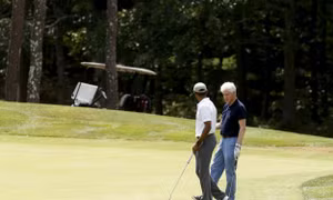 Tổng thống Obama vui vẻ chơi golf cùng Bill Clinton