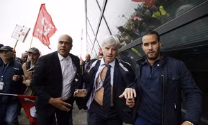 Ban quản trị Air France bị nhân viên xé áo tơi tả
