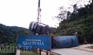 Xe container lật chắn ngang đường, ách tắc suốt nhiều giờ