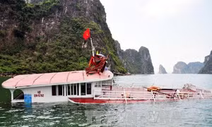 Hành khách và thủy thủ an toàn trong vụ va chạm tàu trên Vịnh Hạ Long 
