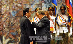 Chủ tịch Lào nhận Huân chương Jose Marti của Cuba