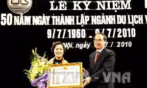 Truy tặng danh hiệu Anh hùng LLVTND cho đồng chí Võ Thị Thắng 