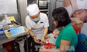 Đăng ký tiêm vắc xin Pentaxim "nóng" tại TP.HCM