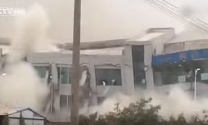Video lở đất kinh hoàng "nuốt trọn" hơn 30 tòa nhà cao tầng