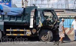 Xe ben nổ lốp, đâm liên hoàn 3 ô tô chờ đèn đỏ