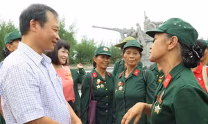 Tặng quà cho Đại đội nữ pháo binh Ngư Thủy 