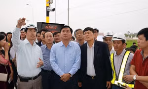 Thí điểm thu phí không dừng với ô tô