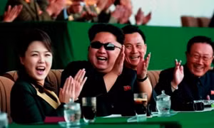 Vợ ông Kim Jong-Un tái xuất sau 4 tháng vắng bóng