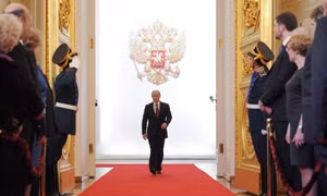 Lý giải dáng đi “tay vung, tay cứng” của ông Putin